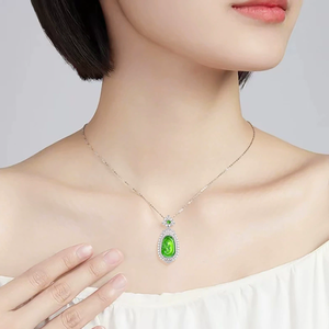 หยกเจไดต์แท้สีเขียวมรกตธรรมชาติ ประดับเงินแท้ S925 หยกเกรดน้ำแข็ง สร้อยคอจี้สำหรับผู้หญิง จี้แฟชั่น - Product Image 4