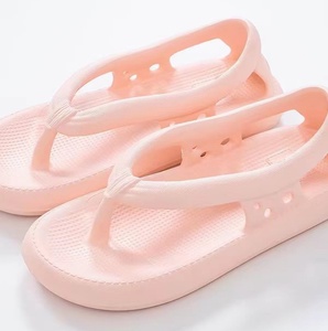 Chanclas de diseño exclusivo para el verano, con textura EVA tipo nube y propiedades antideslizantes, ideales para parejas con temática playera. - Product Image 3