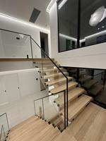 Escalier flottant moderne sur mesure en acier à poutre unique pour intérieur, marches en bois massif, balustrade en verre ultra-transparent