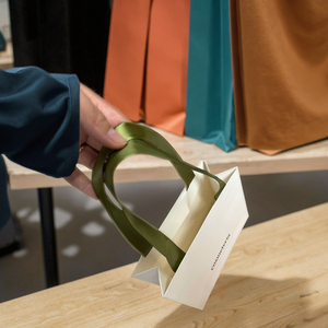 ถุงของขวัญกระดาษพิมพ์โลโก้ที่กำหนดเองพร้อมที่จับบรรจุภัณฑ์ช้อปปิ้งสุดหรูถุงกระดาษ - Product Image 1