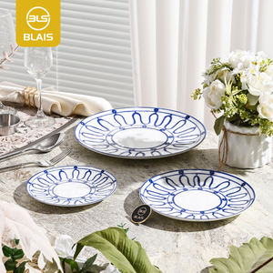 Assiette de présentation Blais 12 pouces en porcelaine fine, bleue, à lignes courbes, carrée, de luxe, élégante, lavable au lave-vaisselle, fabriquée à la main, écologique - Product Image 6