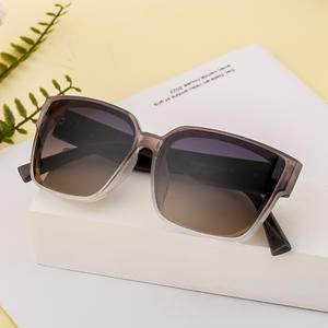 Lunettes de soleil Tory Burch à monture carrée pour femmes, noires, protection UV400, style tendance pour l'extérieur - Product Image 2