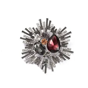 Direct Sales Wholesale Price Diamond Studded Brooch High-Quality Chambray Baroque Pin Design Light Luxury Corsage