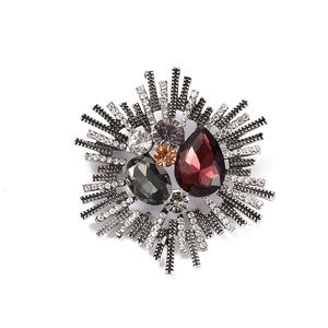 Broche de luxe légère avec strass, <span class=keywords><strong>prix</strong></span> de gros pour la vente directe - Product Image 3