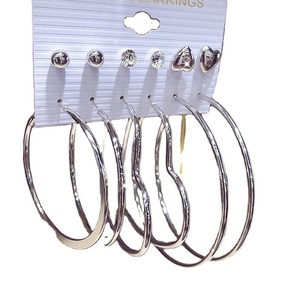 <span class=keywords><strong>Orecchini</strong></span> a cerchio grandi alla moda da donna alla moda Color oro <span class=keywords><strong>argento</strong></span> grandi <span class=keywords><strong>orecchini</strong></span> geometrici a forma di C da 6 paia/<span class=keywords><strong>set</strong></span> - Product Image 5