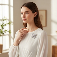 Bros Petal Glow Chic Empat Kelopak Bunga Bentuk Tetesan Air Mata Halo Full Pave CZ Berlapis Paladium Kuningan untuk Wanita Perhiasan Pesta Pernikahan Hadiah