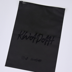 Pochette Doypack Écologique en Plastique Noir avec Fermeture Zippée Imprimée sur Mesure pour Emballage de T-Shirt et Vêtements avec Sacs à Fermeture Éclair Noirs Givrés - Product Image 2