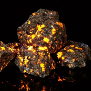 Vente en gros <span class=keywords><strong>de</strong></span> Yooperlite naturelle <span class=keywords><strong>de</strong></span> haute qualité, Sodalite brute phosphorescente, Pierre flamme, Spécimen minéral fluorescent, Décoration en <span class=keywords><strong>cristal</strong></span> UV - Product Image 1