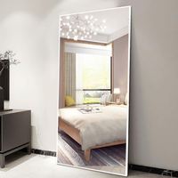 Miroir mural décoratif élégant sur pied, accessoire de décoration intérieure tendance 2026, mobilier de salon, sur mesure, en métal, style shabby chic