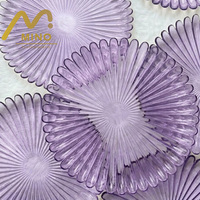 Assiettes de présentation élégantes en verre motif marguerite nordique, 13 pouces, cannelées, couleur lavande, pour la vente en gros, idéales pour les mariages, les fêtes et la location d'événements