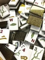 Jeu de tuiles de mahjong en acrylique de style chinois moderne, face blanche brillante avec impression abeille, fleur, oiseau et design pailleté or
