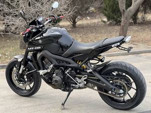 Motocicleta <span class=keywords><strong>Yamaha</strong></span> MT09 de 890cc, Tres Cilindros en Línea, Refrigeración Líquida, Inyección Electrónica, Frenos ABS, 6 Velocidades, Alta Potencia, Estilo Hyper Naked - Product Image 2