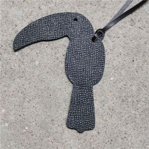 Pendentif créatif en cuir fait main en forme de toucan avec impression UV - Cadeau promotionnel pour mariages, églises, cadeaux d'entreprise - Product Image 2