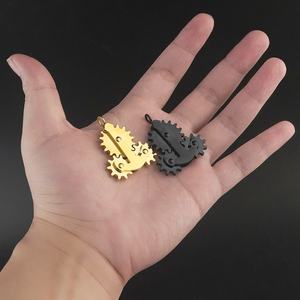 Colliers pendentifs unisexes en acier inoxydable de haute qualité, plaqués or 18 carats, au design élégant et original, pour les fêtes - Product Image 2