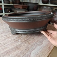 Pot artisanal non verni de style antique de haute qualité avec un design de pieds en forme de nuage