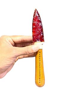 Punta de Flecha de Cristal Rojo Tallada a Mano de 8 Pulgadas, Piedra Preciosa Grande Estilo Obsidiana, Punta de Cristal para Decoración y Sanación - Product Image 1