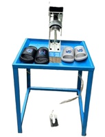 Machine semi-automatique de pose d'étiquettes par film à froid pour la production de chaussons en mousse