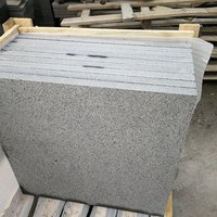 Profils de granit gris sésame flammé sur mesure, usinés CNC, pour projets de bâtiments commerciaux