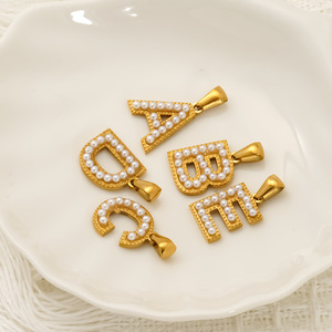 Dijes de Letras Iniciales con Perlas |   Colgantes con Iniciales de la A a la Z en Acero Inoxidable Chapado en Oro PVD de 18K |   Impermeable, Hipoalergénico y Resistente a la Decoloración - Product Image 1