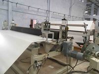 Ligne de production de rouleau de bannière flexible en PVC rétro-éclairé personnalisé 200 510 GSM faisant la machine pour la publicité noyau de vis pour plaques de feuilles