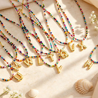 Collier avec pendentif lettre A-Z en acier inoxydable QIUHAN plaqué or 18 carats, chaîne perlée colorée, cadeau d'anniversaire pour femmes, 26 lettres