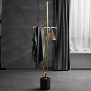 Perchero de pie estándar de metal con diseño minimalista para dormitorio y sala de estar - Product Image 1