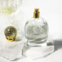 Flacon de parfum en verre de forme unique, nouveau design, vaporisateur, 80 ml, bouchon couronne, emballage de luxe pour parfum de voiture