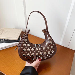 Sac mini hobo clouté <span class=keywords><strong>pour</strong></span> femme - Sac à bandoulière tendance en cuir PU <span class=keywords><strong>pour</strong></span> les soirées et les tenues décontractées - Product Image 6