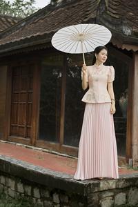 Haut de cérémonie en brocart vietnamien inspiré de la déesse de la lune - Rose poudré avec motifs de nuages floraux, design élégant KPP19 - Product Image 6