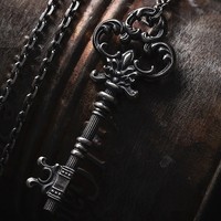 Collier ras du cou style baroque rétro avec pendentif clé pour hommes et femmes, bijoux de style classique