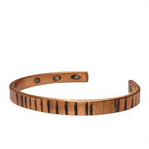 Bracelet manchette ouvert en cuivre pur, style vintage, gravé avec des lignes verticales texturées, motif lignes parallèles sculptées, finition antique - Product Image 1