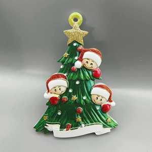 Cadeau personnalisé en résine fait main avec nom et année pour famille de 4 à 8 personnes pour Noël 2025 - Product Image 3