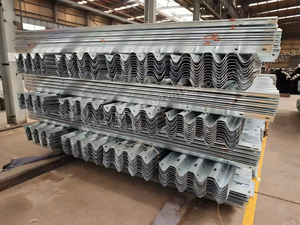 Barrière de protection autoroutière galvanisée anti-corrosion à trois vagues en acier Q345, poteau en U, approvisionnement direct usine, homologuée H2W3 - Product Image 4