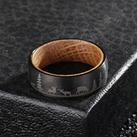 Cincin Tungsten Kayu Ek Whiskey Barrel Hitam 8Mm Ramah Lingkungan Poya dengan Lanskap Pohon Pinus Hutan Terukir Laser