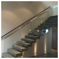 Escalier droit en bois poli sur mesure pour hall d'entrée de villa, directement de l'usine Prima