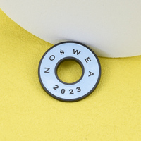 Broche en métal personnalisée en forme de t-shirt avec logo, épingles de revers rondes en émail avec nom de marque, badges souvenirs pour vêtements et marchandises, vente en gros