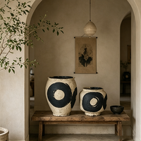 Ensemble de vases en céramique crème vieillie avec grand cercle noir dessiné à la main, style Wabi Sabi, pour décoration de meuble rustique en bois