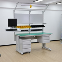 Mesa de Trabajo ESD DETALL con Altura Ajustable, Diseñada para el Ensamblaje de Semiconductores, con Panel Perforado y Compartimentos para Componentes
