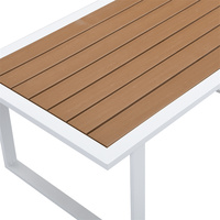 Table basse moderne en composite bois-plastique avec pieds en métal blanc pour salon