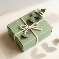 Boîte cadeau en papier recyclé, ficelle en coton et chanvre vert sauge, branche décorative en feuille d'eucalyptus, vente en gros, approvisionnement en vrac, usine