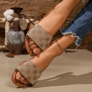 Sandalias planas de verano transpirables para mujer, con parte superior de PVC, correa elástica, sin cordones, con suela suave, sandalias de PVC reciclables. - Product Image 4