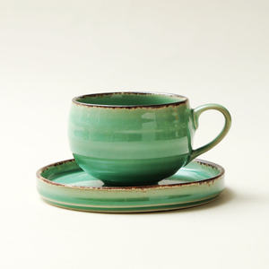 Juego de taza y platillo de cerámica verde esmeralda estilo Wabi Sabi con asa redonda para té de la tarde - Product Image 1