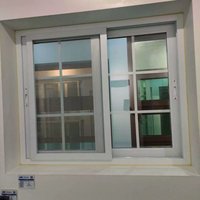 Fenêtres à double vitrage Fenêtres coulissantes insonorisées en PVC/UPVC avec moustiquaire et barre décorative