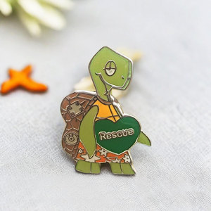 Spilla da bavero personalizzata di alta qualità, in lega di zinco pressofusa, placcata oro, con stampa logo personalizzata, all'ingrosso - Product Image 1