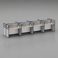 Bureau de travail modulaire moderne pour 4 personnes face à face avec cloison en maille et chemin de câbles intégré pour table de travail des employés