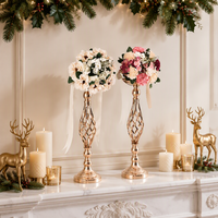 Accessoires de mariage : Vase décoratif en fer électroplaqué torsadé, style artistique, servant également de chandelier et de vase à fleurs pour table principale, pour décoration de passerelle.