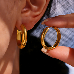 Boucles d'oreilles créoles bicolores simples et tendance en acier inoxydable plaqué or 18 carats, bijoux minimalistes - Product Image 1