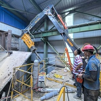 Bras robotisé télécommandé pour la concassage de roches aux points d'alimentation des mines, remplaçant la rupture manuelle des roches.