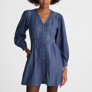 คอลเลคชั่นใหม่รับฤดูใบไม้ผลิ ชุดเดรสยีนส์ผู้หญิงสไตล์เรโทรสุดหรู ชุดเดรสยีนส์แขนยาวคาดเข็มขัด ล้างสีแบบแอซิดวอช คอวี ชุดเดรสยีนส์ยาวปานกลาง - Product Image 1