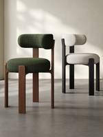 Chaise de salle à manger rétro en bois massif et cuir avec dossier rembourré, idéale pour les restaurants, hôtels, appartements et centres commerciaux